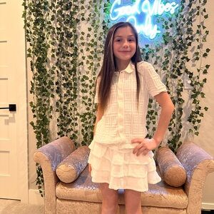 Chic White Abercrombie textured button down top.